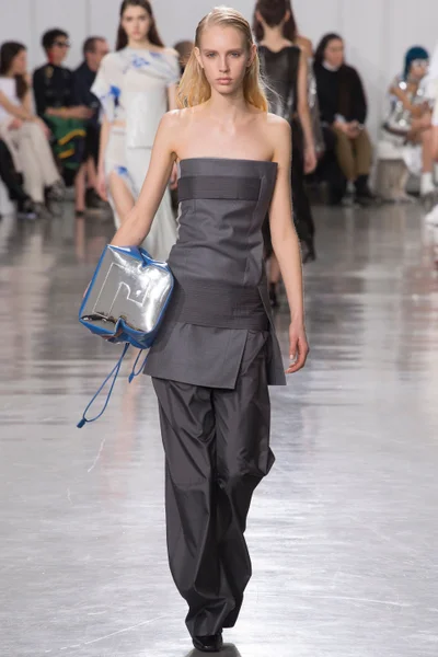 Look 18